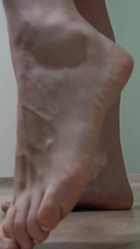 Giantess Housewife Anna Shows Her Feet