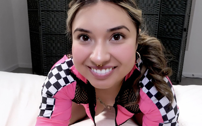 XXX Job Interviews: Cewek imut dengan tubuh mungil ini lagi asik jilat memeknya...