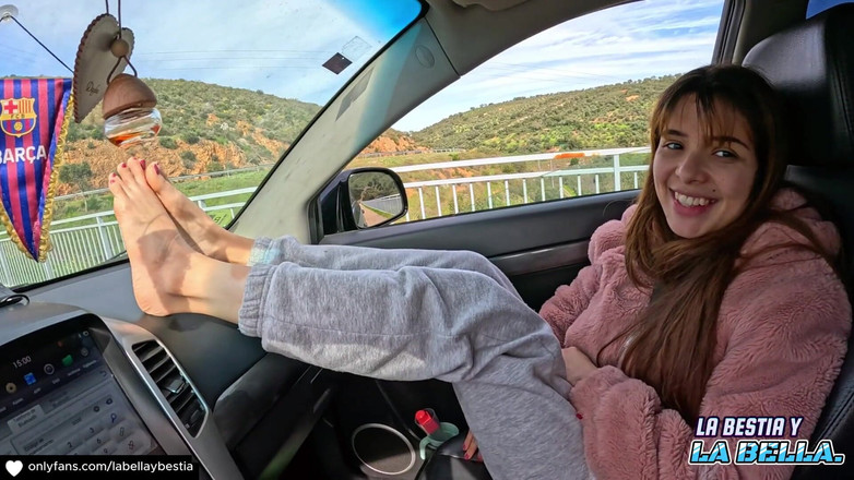 Labestiaylabella: 我的朋友喜欢我的脚，我用我的脚让他好好地打手枪，我把湿润的阴户转到他身上