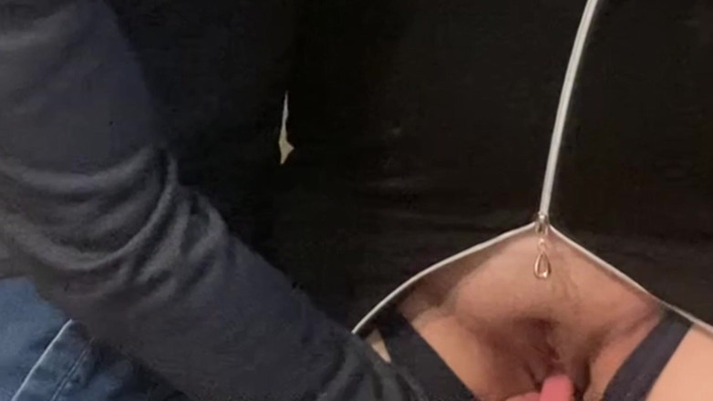 Niki studio: Wow! Špinavý cizinec prsty třou moji kundičku v metru