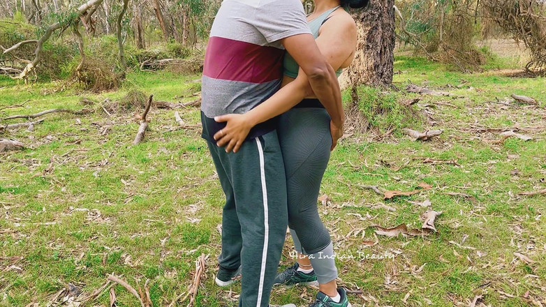 Hot 365 Entertainments: 危険な屋外セックス - 大胆なインド人カップルがメイクアウト - 脇の下 - おっぱいプレス