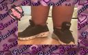 Sweety Racine: Ebony SSBBW visar upp stora fötter i sneakers