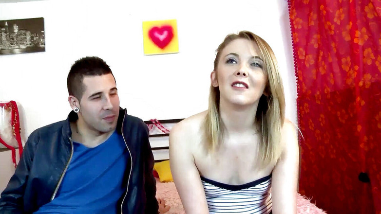 Real Home Made: 年轻性感的少女像经验丰富的荡妇一样吮吸和骑乘大鸡巴