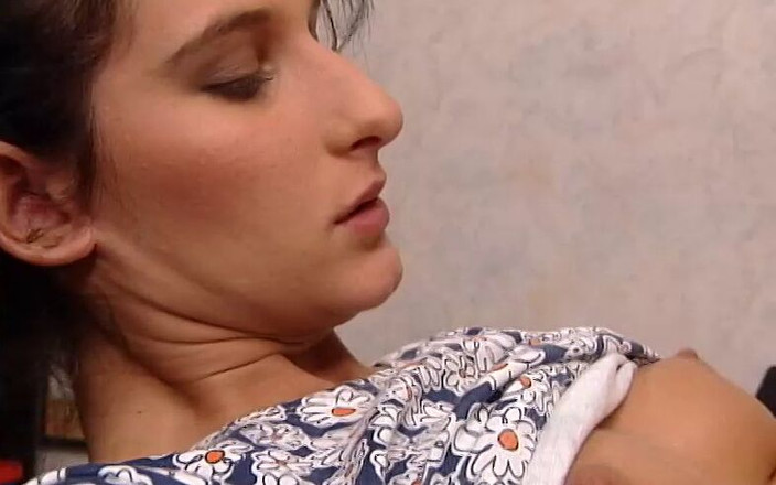 Magmafilm: Belle jeune femme aux cheveux noirs et au corps parfait