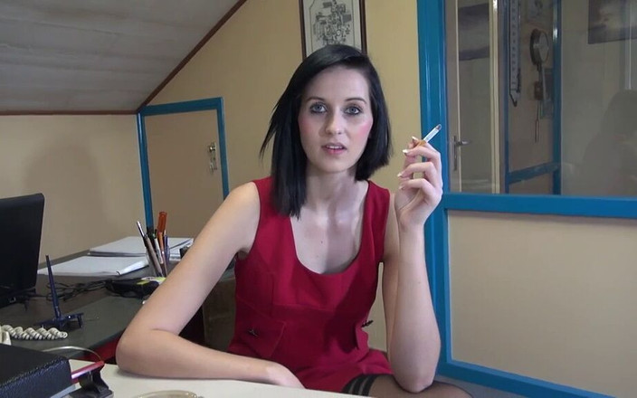 Magmafilm: Mia Sky sahte bir patron tarafından sikiliyor