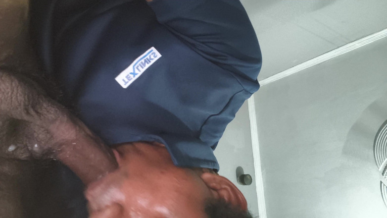 Sa123bh: Il fidanzato succhia il cazzo nella stanza