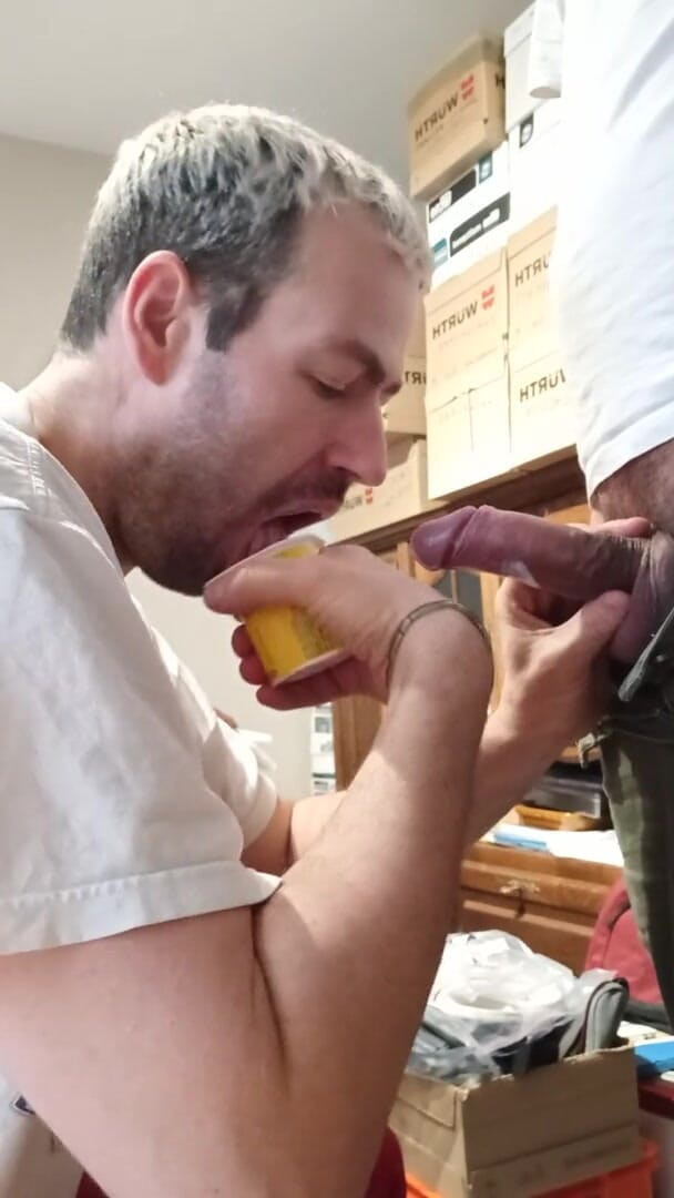 Justin hoodwar: 小さな娼婦は、それを吸い落とす前にヨーグルトの鍋で彼の友人のコックを吸い取ります