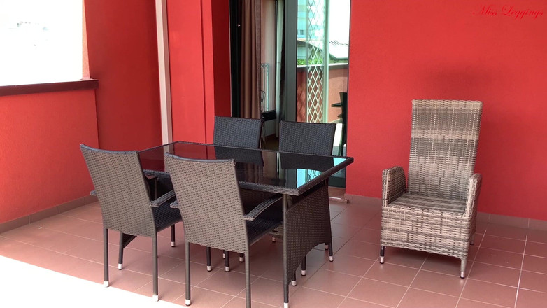 MissLeggings: Špehována a natočena přítelem jejího nevlastního syna