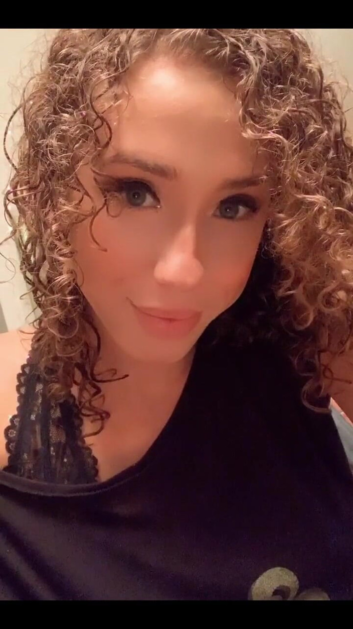 Tia Tizzianni Productions: Lily Demure bonita sonrisa y beso