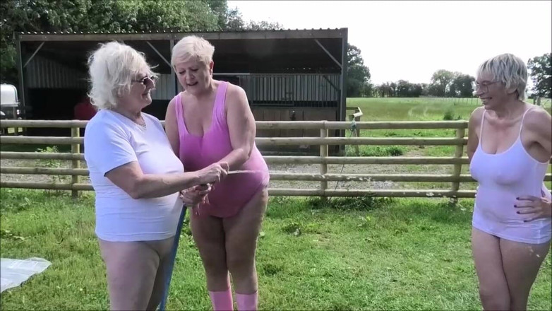 Uk Joolz: Plastik-Regenlacke und Wellie-Stiefelspaß mit Claire &amp; Barby