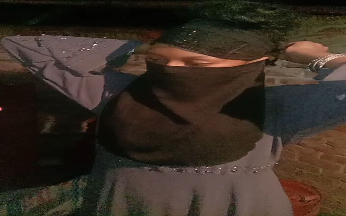 Playboy D: Moje přítelkyně otevírá uniformu v této místnosti