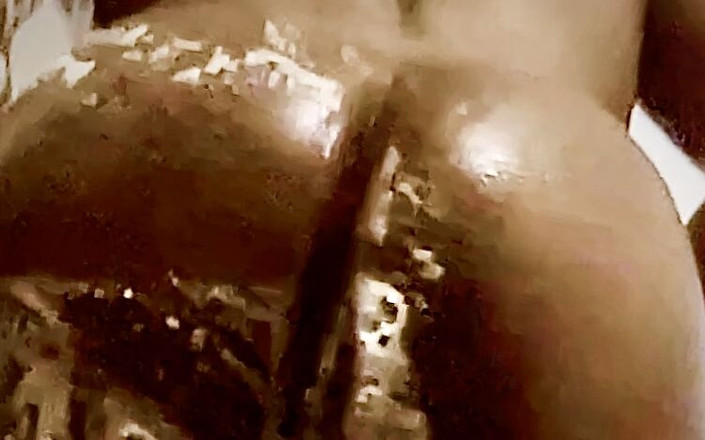 Dee Ice Knight: Clip di doccia che agita il culo