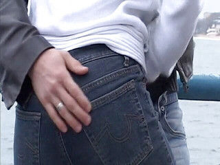 Cumming Soon: Awek blonde memberikan handjob lelaki di luar rumah