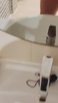 En primer plano verbal papi en el baño - mamada, follando y semen en la boca