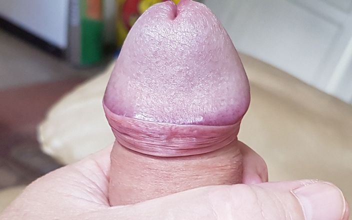 Pellefnatt: Mein mann liegt auf der couch und wichst seinen kleinen...