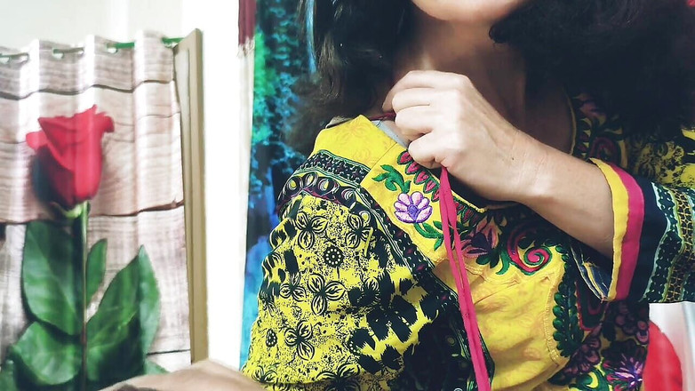 Bolly Karma: Hete rondborstige milf stiefmoeder zuigt pik stiefzoop terwijl haar man...