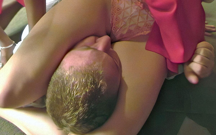 Shes Boss: Controlând și zdrobindu-l în timp ce topless în pantalonii lor scurte de sală