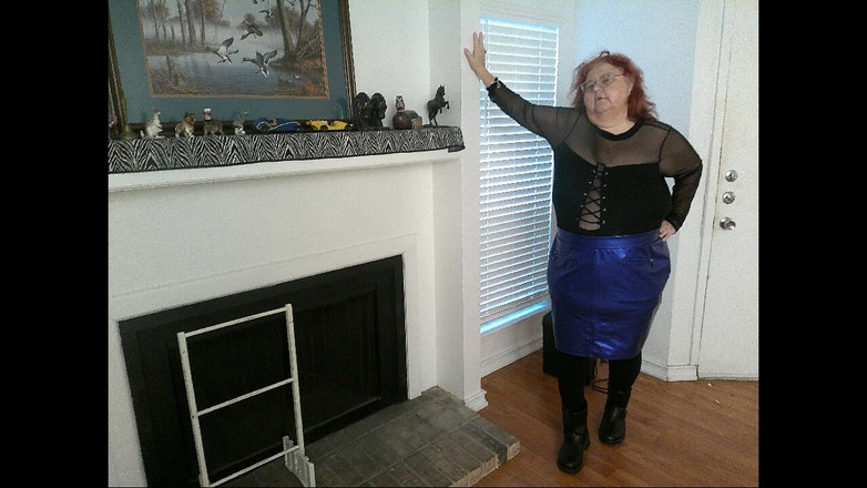 BBW nurse Vicki adventures with friends: Pielęgniarka Vicki modeluje swój seksowny strój kończący się Candy Cane...