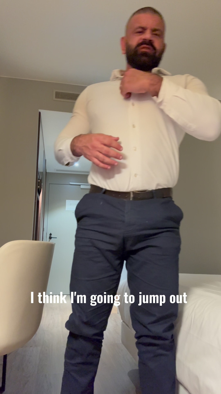 Massive daddy xxx: Business muskel styvfar behöver en slampa för att koppla av