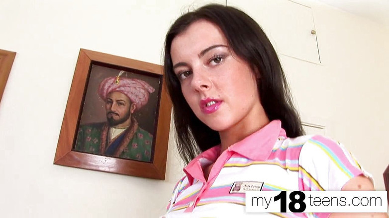 My 18 Teens: MY18TEENS - Roztomilá teenagerka masturbuje mokrou kundičku detail