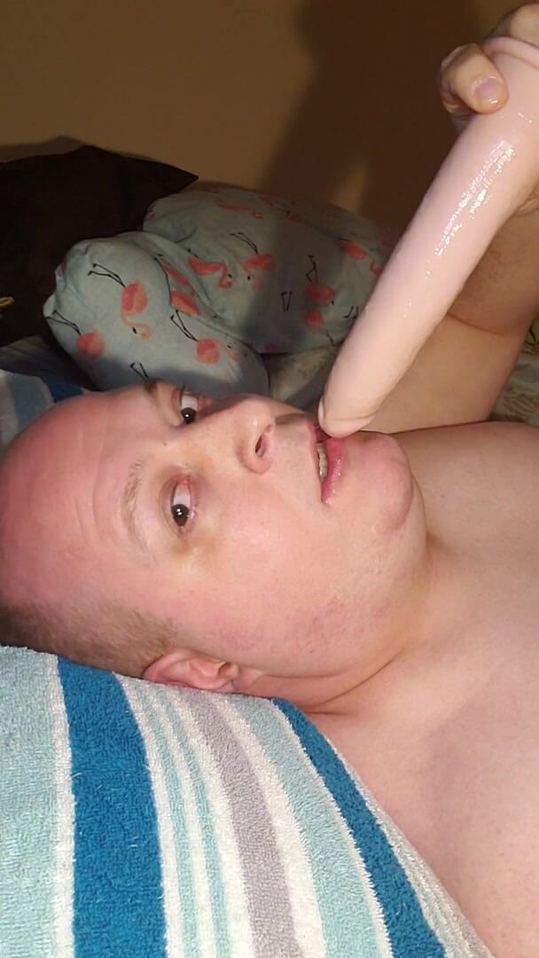 Charlieboy69: Stále deepthroat obrovské dildo
