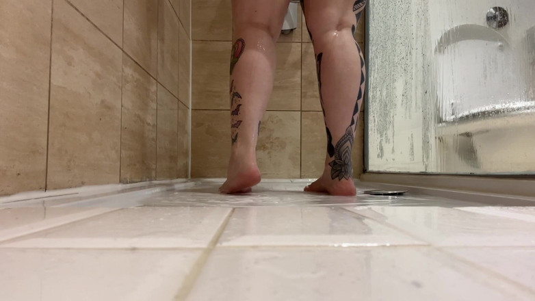 Miss Valentina: Duşta ayak görünümü