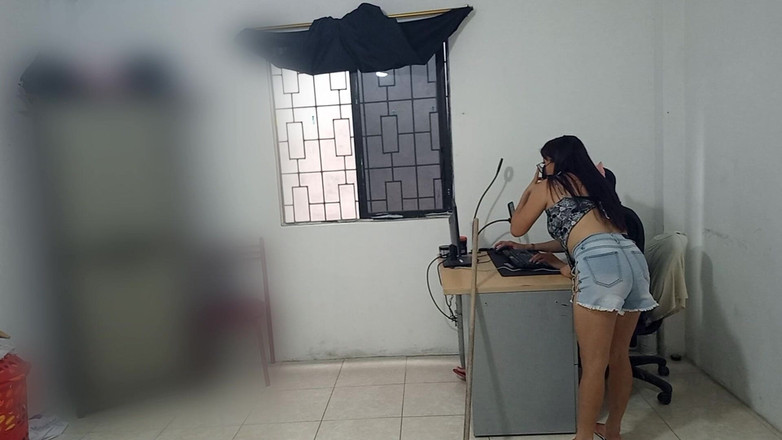 NEGRITA SEXY: Adik tiriku bersih-bersih kamarku sebelum pergi dan aku masturbasi sambil...