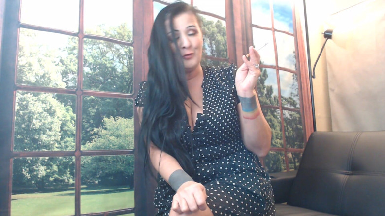 Abby Anna: Une MILF qui fume se rase son beau-fils étudiant
