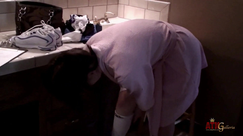 ATKIngdom Fans: Angel changing her clothes