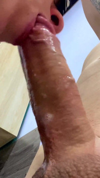 Kouření s pohledem ze dna na sperma v ústech