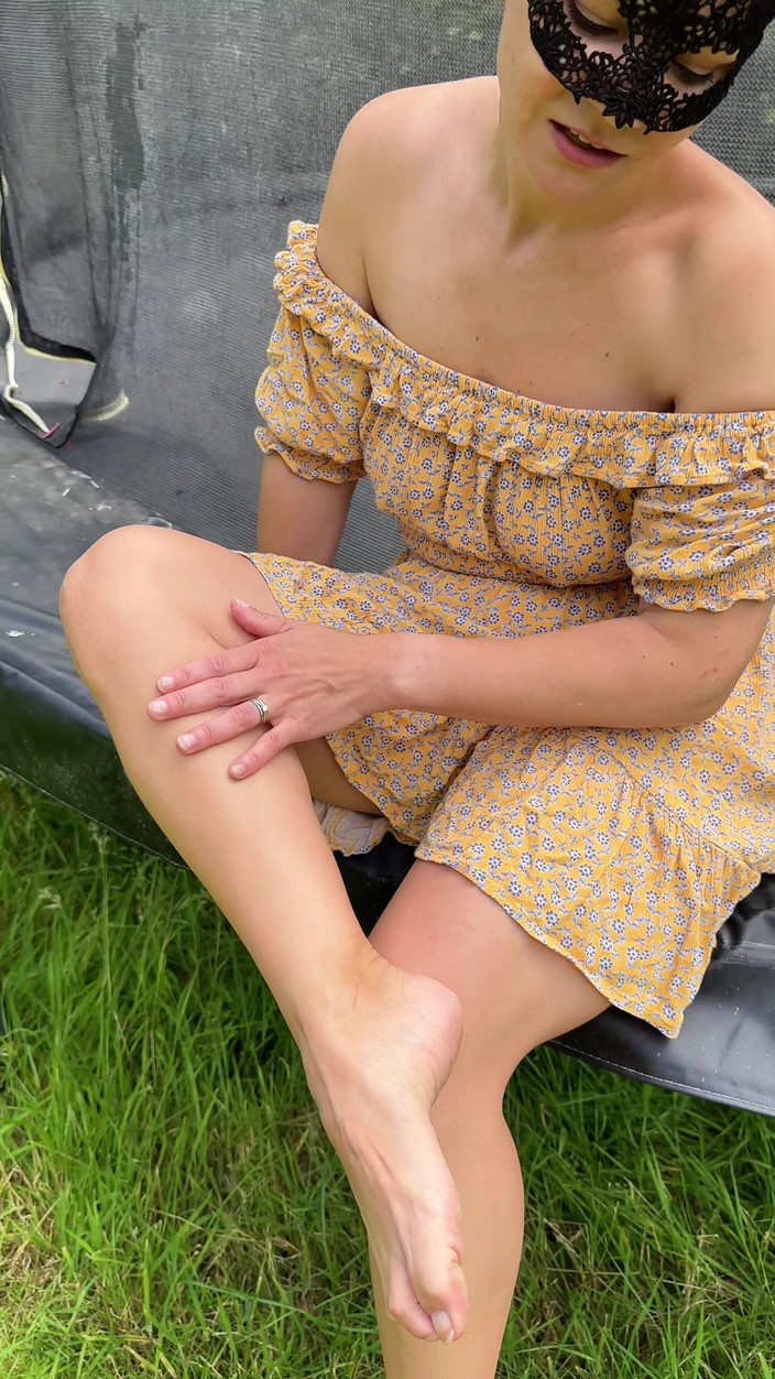 Queen-Lucy: आउटडोर मेरे पैरों की पूजा करें