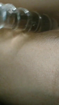 Close up - ngentot pantat cewek ini pakai dildo kaca - close up