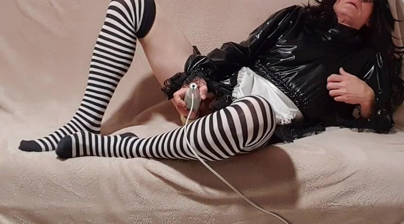 Sissy humiliee expose: I love play with my vibro closed in my sissy...