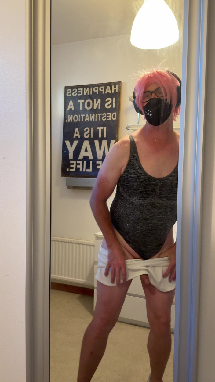 Julia Trans: Cermin, cermin di dinding