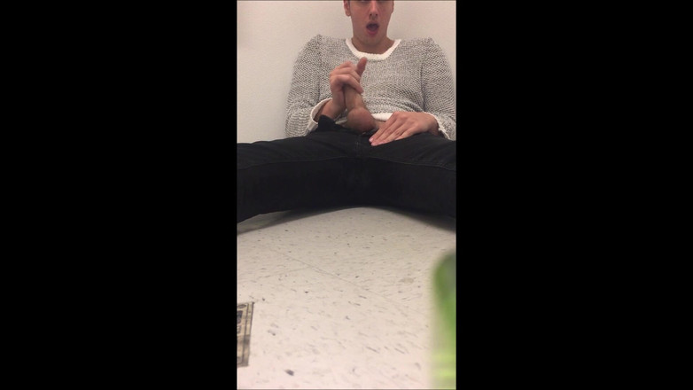 PvssyHvnter: Hampir kepergok coli di kamar mandi kantor!