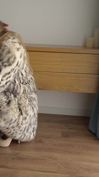 Geile milf in een luxe sneeuwluipaard-bontjas hard geneukt! Fetisj-seks met bontjas