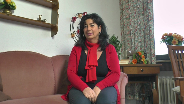 BB video: Geile vrouwen zetten hun geschoren en uitgerekte poesje op de...