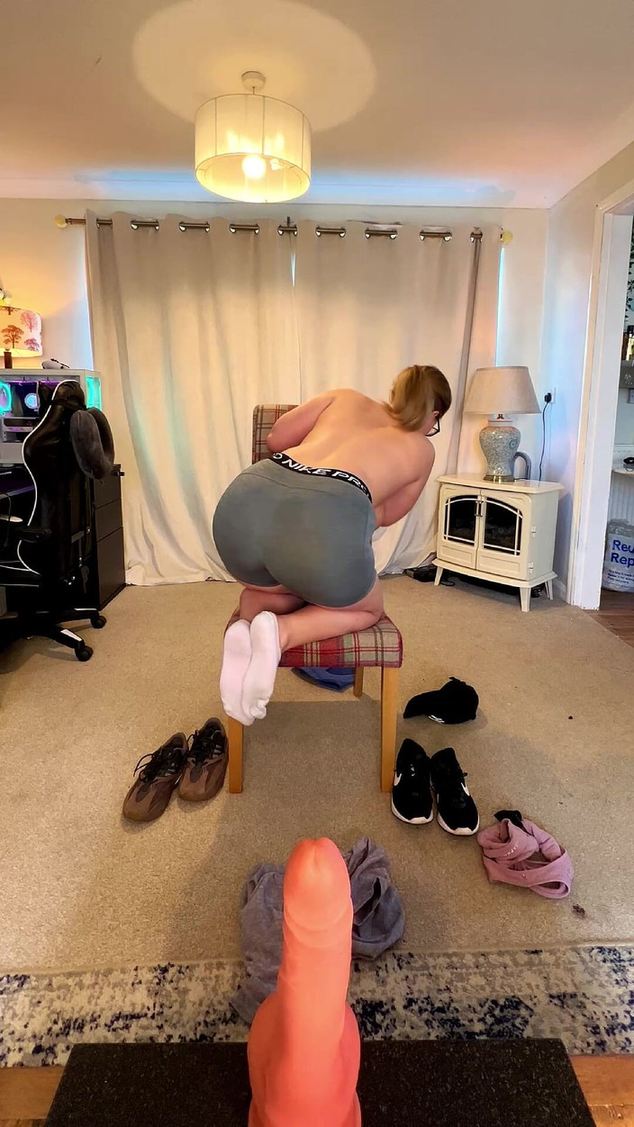 JessieHH: Provando gli abiti da palestra, mi sono arrapata ed è venuta...