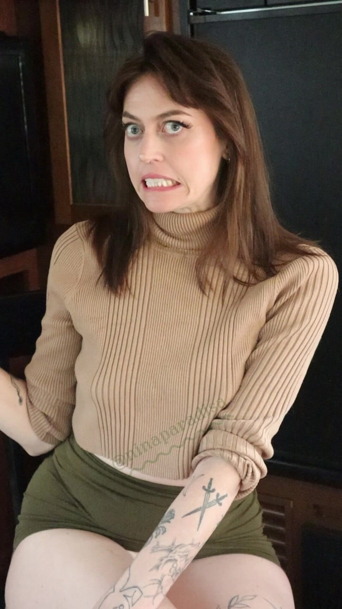 Nina Paradisa: Chceš být mojí otrokyní s malými chodidly