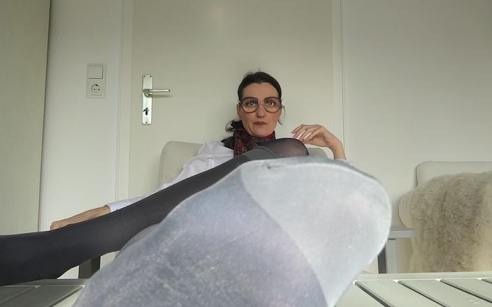 Lady Victoria Valente: Cum on the aunty glasses! Strict cheese foot breeding