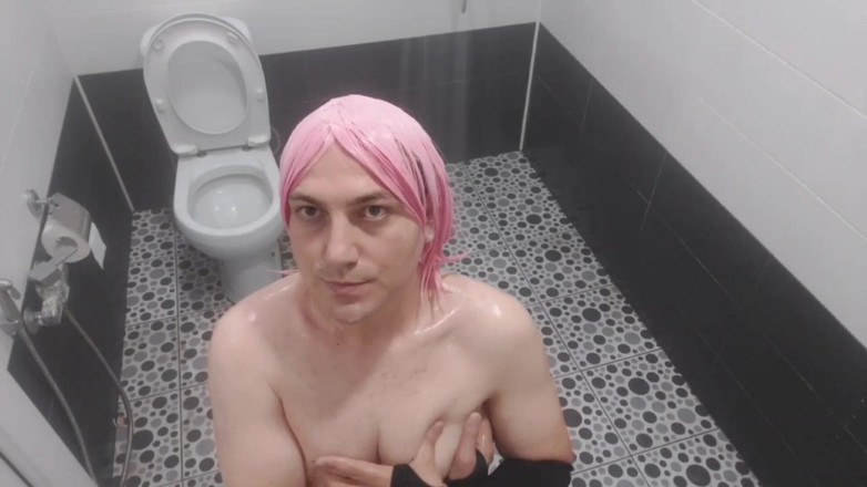 Kitty_Cross: Banci menari sensual di bawah cahaya neon merah