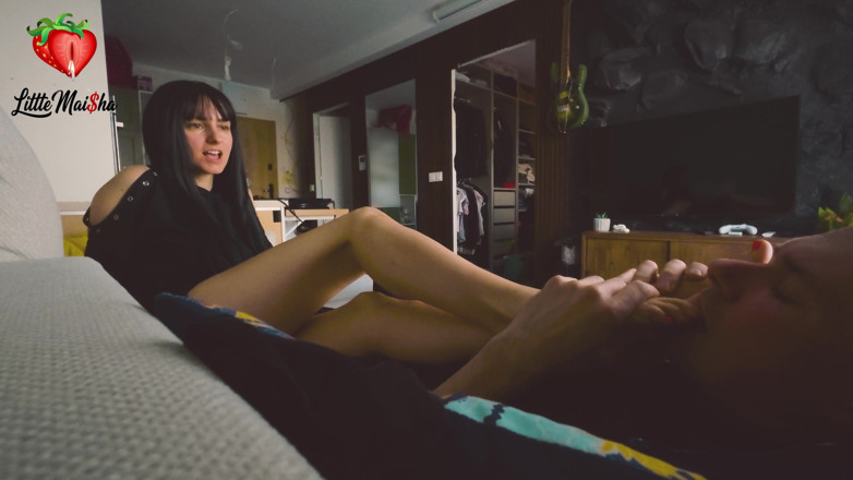 LittleMaisha: 사촌을 방문해서 머리 냄새를 맡고, 발로 기분 좋게 해줘요!