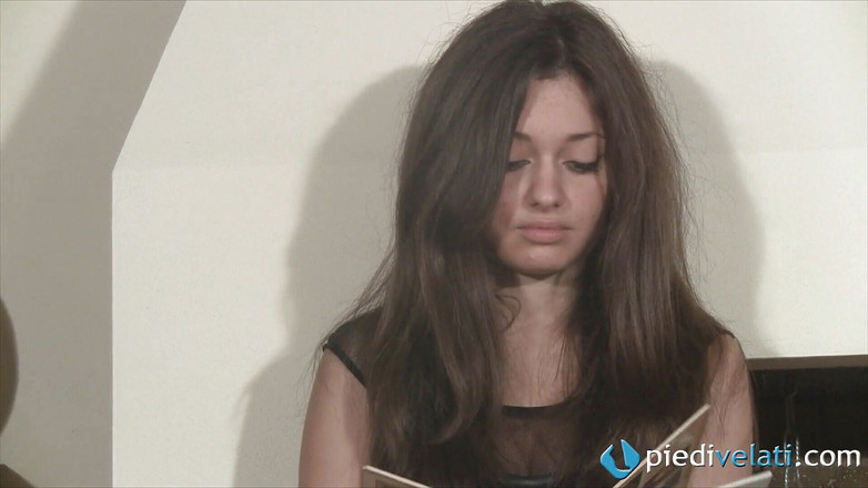 Foot Fetish HD: Superba Emma stând lângă foc și arătându-și picioarele