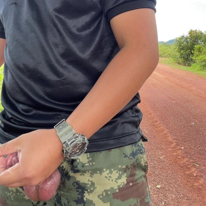 Hiroshi_cr: 热辣的大屁屁在军裤里展示他的鸡巴