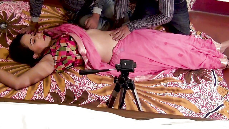 Puja Sarkar: デジの美しい主婦が2人の男に連れられ、犯され、吸われ、屈辱を受けました