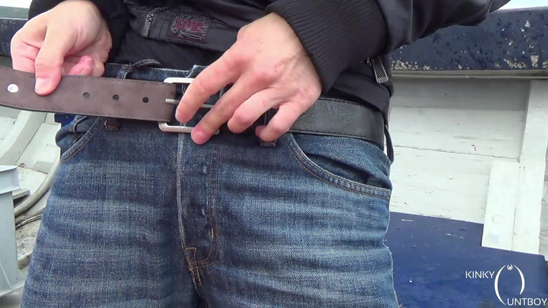 FTM Kinky cuntboy: Orina auténtica en un barco de pesca en el mar