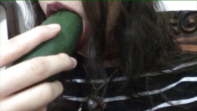 Adorable Teen: Awek Latina muda yang suka menghisap zakar cuba menghisap timun...