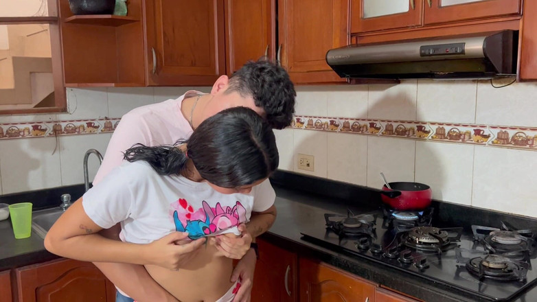 Aida cortez: Küçük üvey kız kardeşim ilk kez mutfakta sikişmek istiyor ve ona...