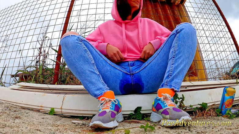 Pee Adventures: Chcaní přes její džíny venku