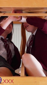 Ellie y Victoria ordeñan una polla de chicos y se cubren sus uniformes de esperma